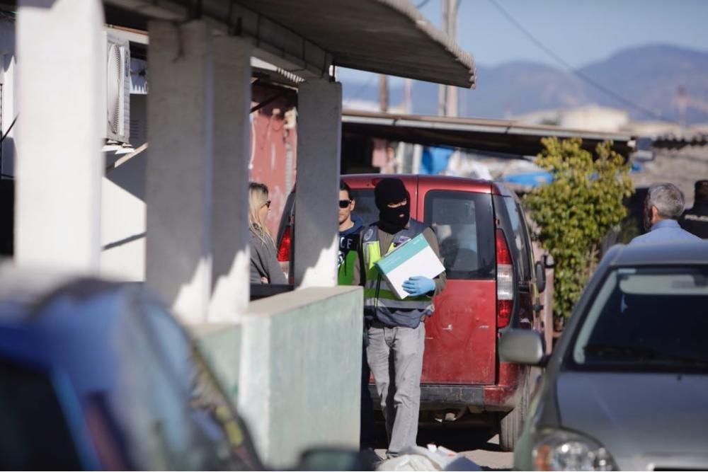 Beamte der Nationalpolizei haben am Mittwochmorgen (7.3.) mit Hausdurchsuchungen in mehreren Orten begonnen. Im Rahmen der Operation "Nitrato" werden Wohnungen in den Vierteln Son Ferriol und el Rafal in Palma de Mallorca sowie Llucmajor inspiziert.