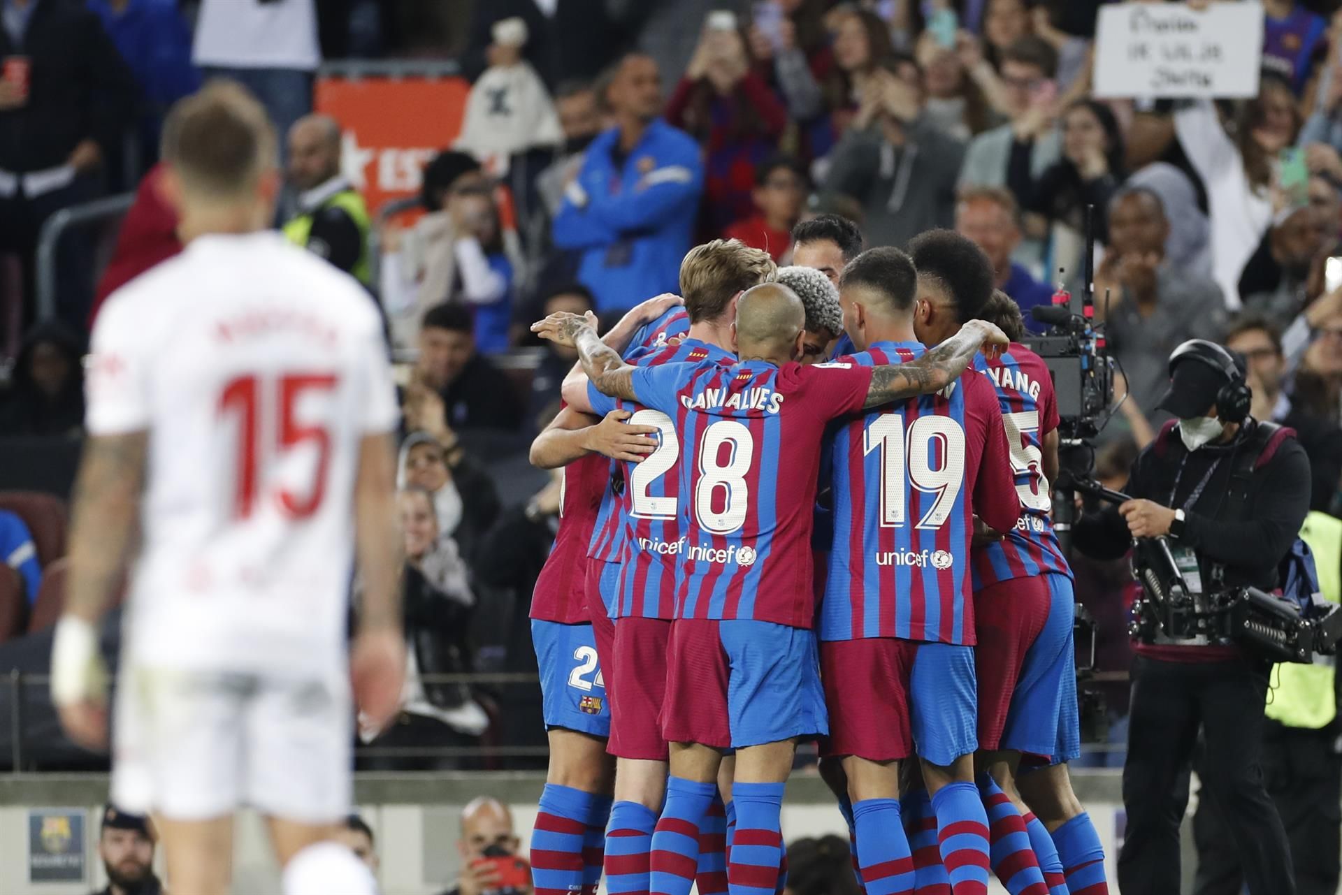 El centrocampista del FC Barcelona Sergio Busquets celebra con sus compañeros el gol conseguido ante el Mallorca, durante el partido de Liga en Primera División que disputan FC Barcelona y RCD Mallorca, hoy domingo en el Camp Nou.