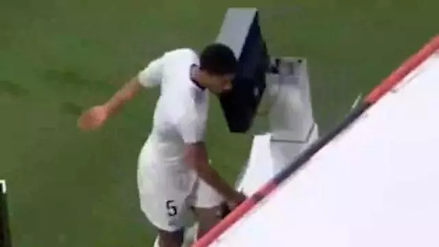 La fuerte patada de Jude Bellingham al VAR después de la derrota contra el Bayern