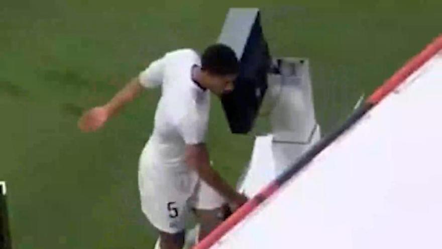 La fuerte patada de Jude Bellingham al VAR después de la derrota contra el Bayern