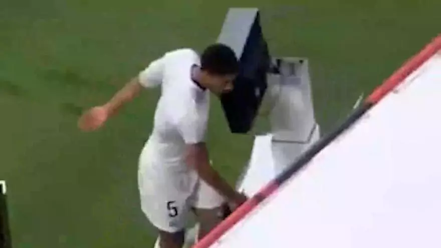 La fuerte patada de Jude Bellingham al VAR después de la derrota contra el Bayern