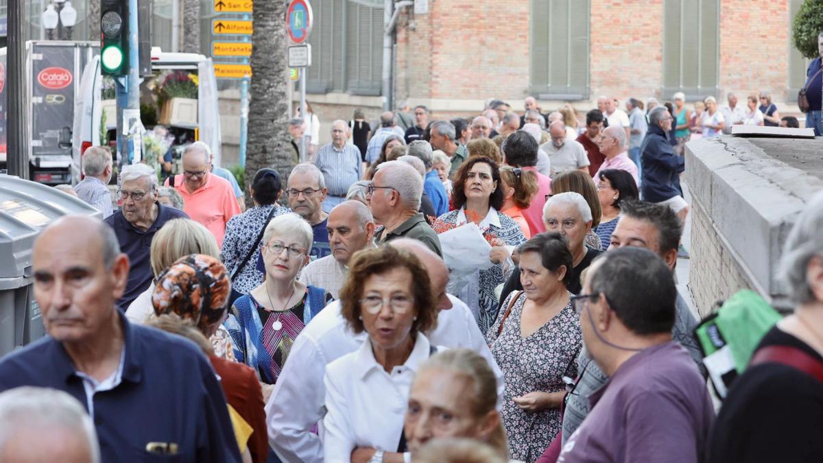 Colas de mayores de 65 años para adquirir el Bono Comercio de Alicante