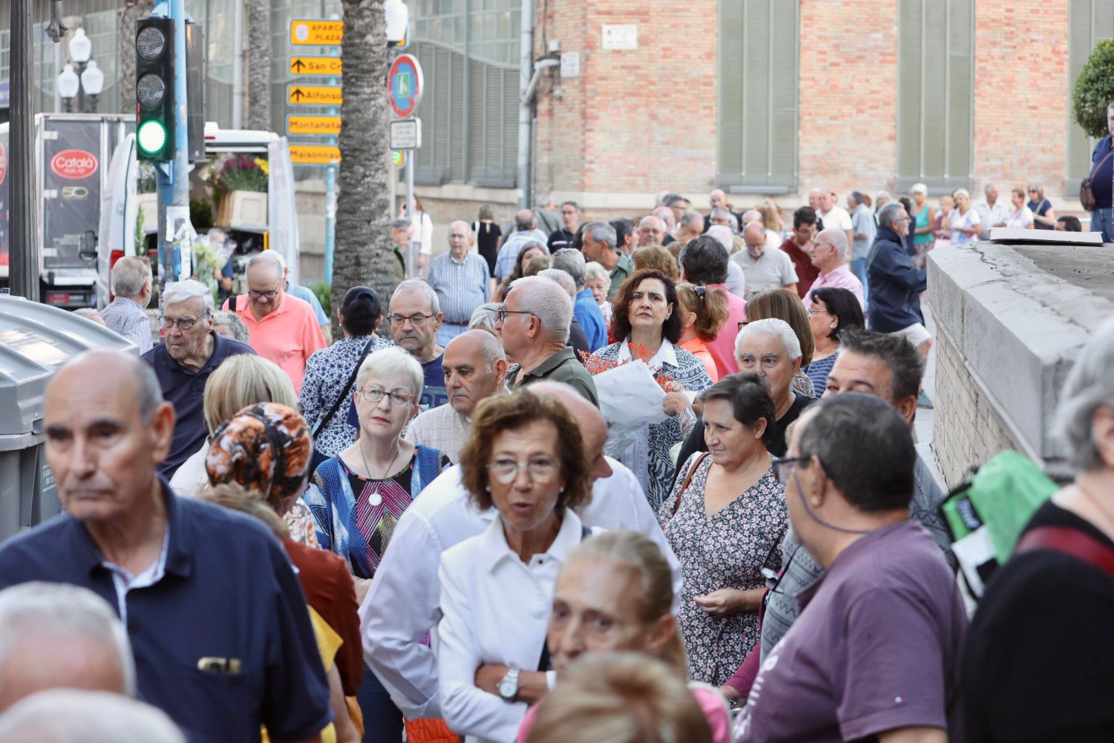 Colas de mayores de 65 años para adquirir el Bono Comercio