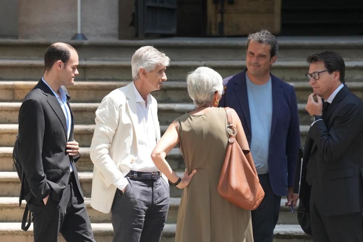 La abogada de Josep Maria Argimon, Olga Tubau, y el exconseller de Salut, Josep Maria Argimon, a su llegada a la Audiencia de Barcelona para el juicio por la vacunación policial.