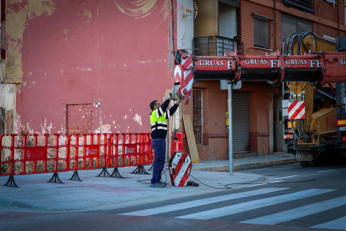 Trabajos previos a las demoliciones de los edificios en Torrent.