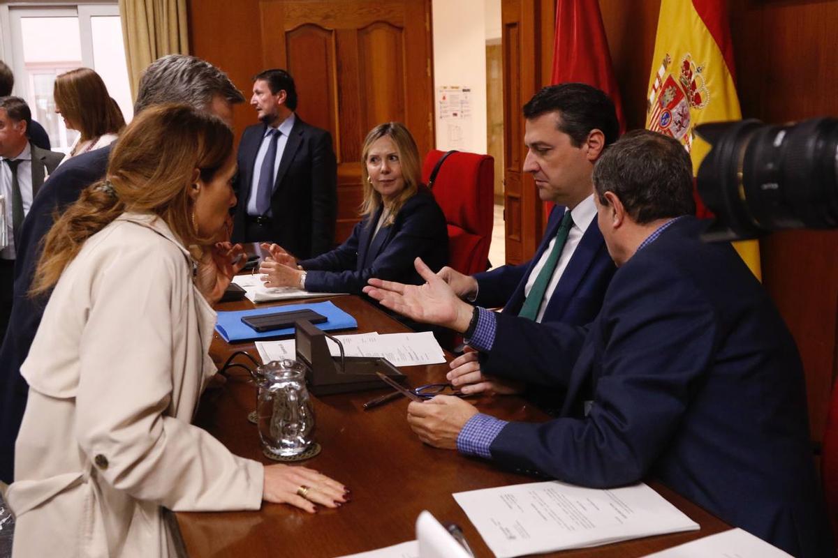 El alcalde, José María Bellido, charla con varios de sus concejales antes del inicio del pleno.