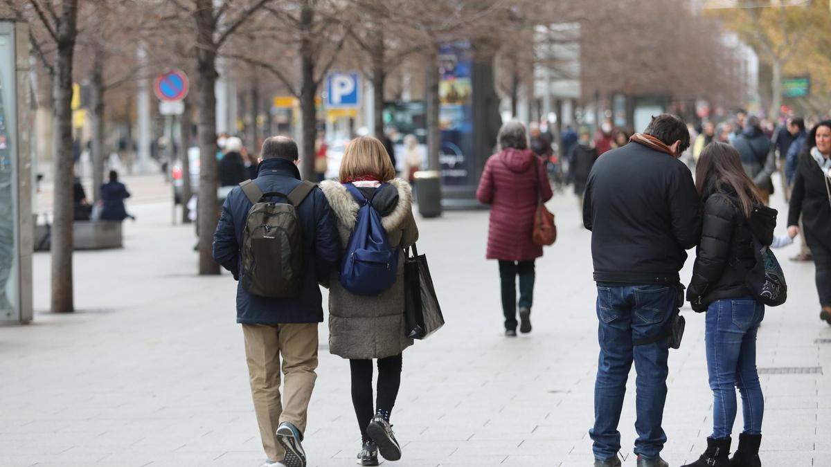 Gente paseando por el paseo Independencia de Zaragoza.