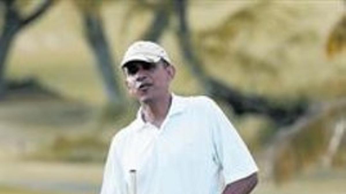 Obama se ajusta los pantalones en el hoyo 18 de un campo de golf de Kailua (Hawái), el pasado 1 de enero.
