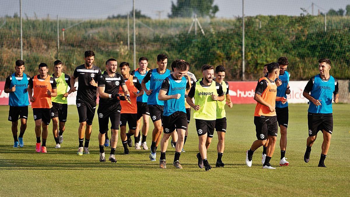 Los jugadores del Zamora CF calientan antes de iniciar una sesión de entrenamiento.