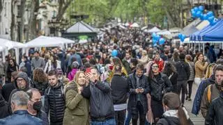 Diada Sant Jordi 2022: la lluvia irrumpe en una fiesta del libro espectacular