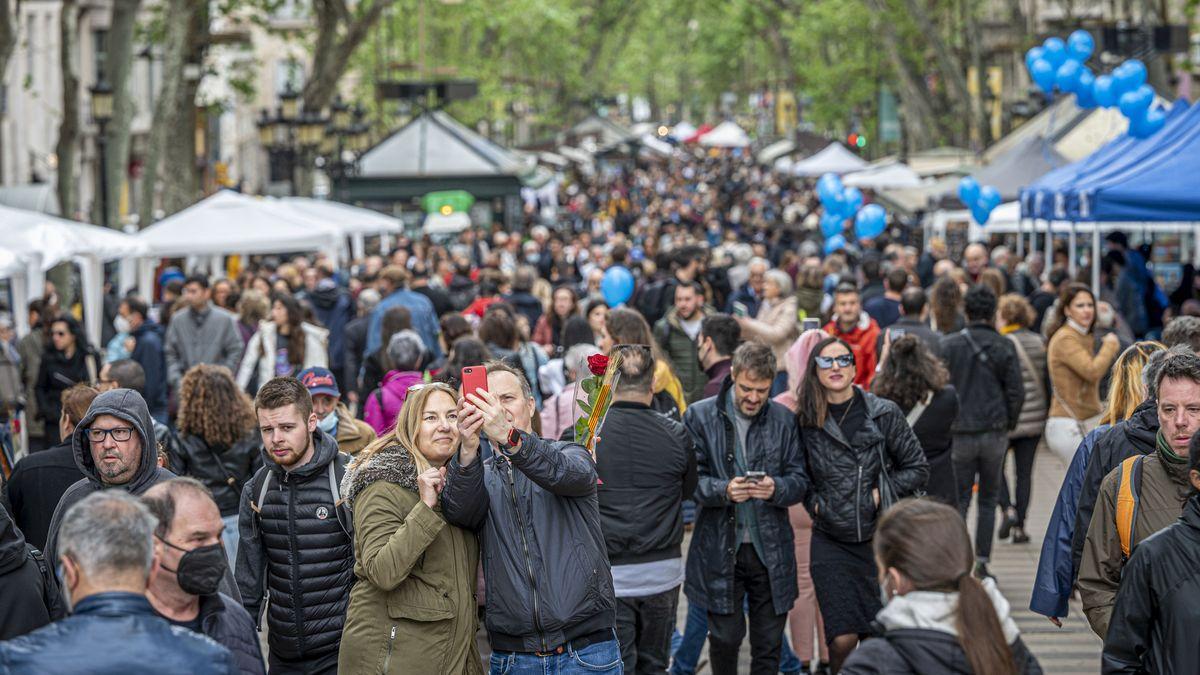 Sant Jordi reúne a miles de personas en una feria del libro con récord de ventas