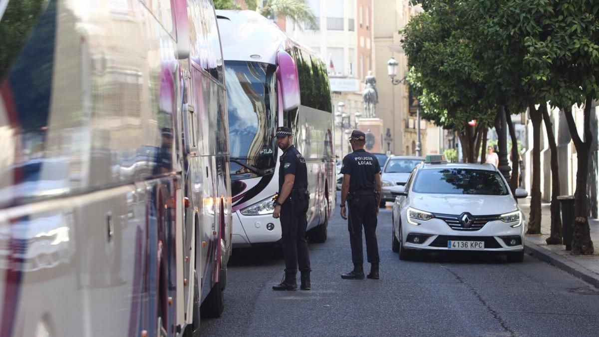 Trafico en Córdoba: El Ayuntamiento refuerza la presencia policial en Claudio Marcelo para agilizar el transporte escolar