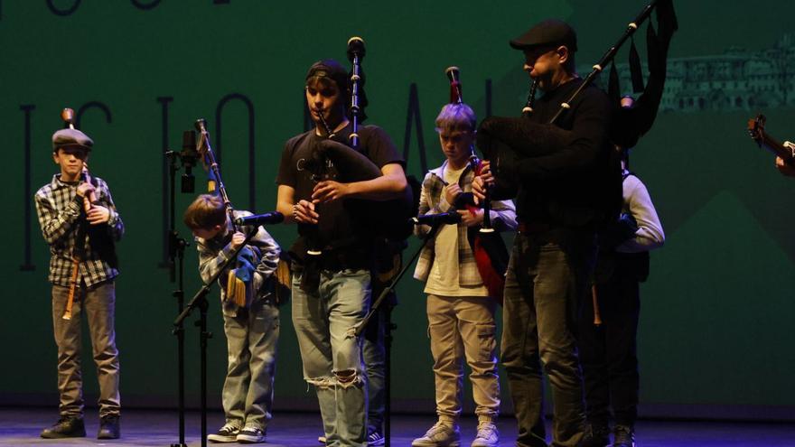 Integrantes de la banda de gaitas de Ribadesella, ayer, durante su actuación en el teatro de la Universidad Laboral, por donde pasaron varias agrupaciones.  | JUAN PLAZA