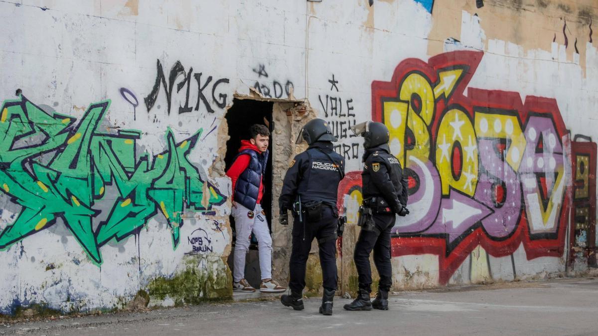 Dispositivo policial en la antigua cárcel de Palma el pasado enero.