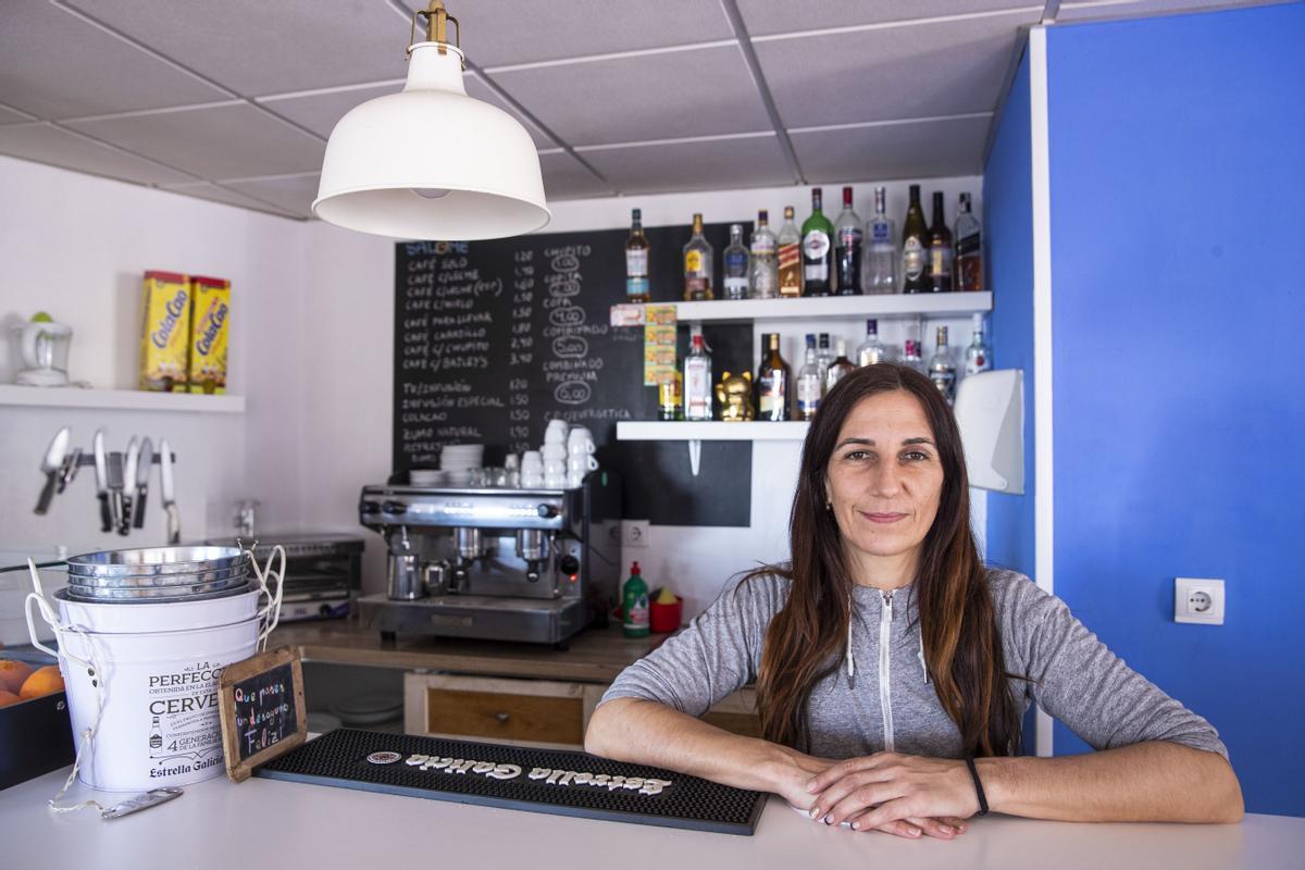 Salomé Murillo, extremeña de 40 años, posa en la barra de su cafetería en Rincón de la Victoria (Málaga), y vive en la provincia malacitana desde el año 2019
