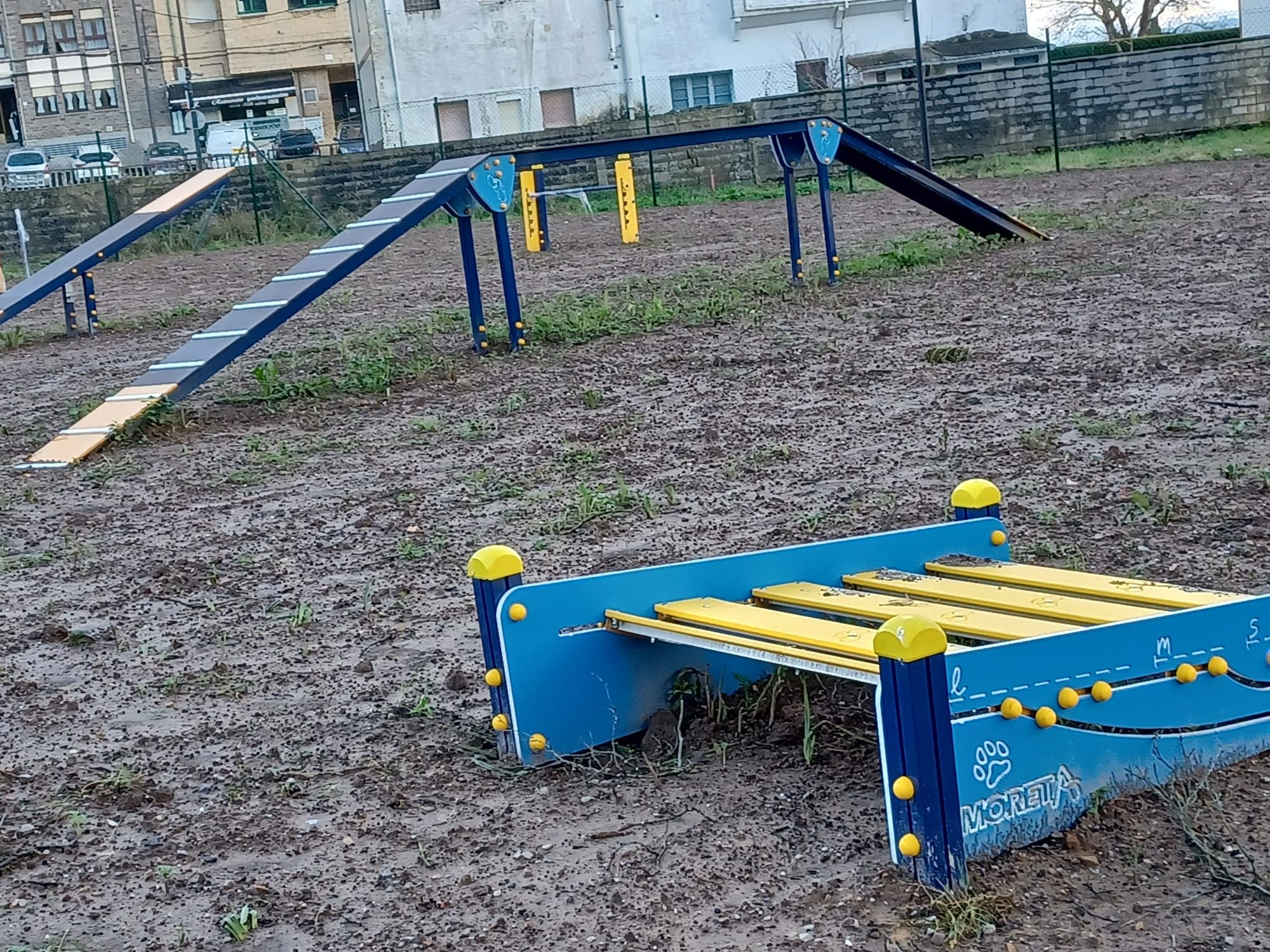 Así se ve ya el parque para perros de Posada de Llanera, con un moderno circuito de obstáculos