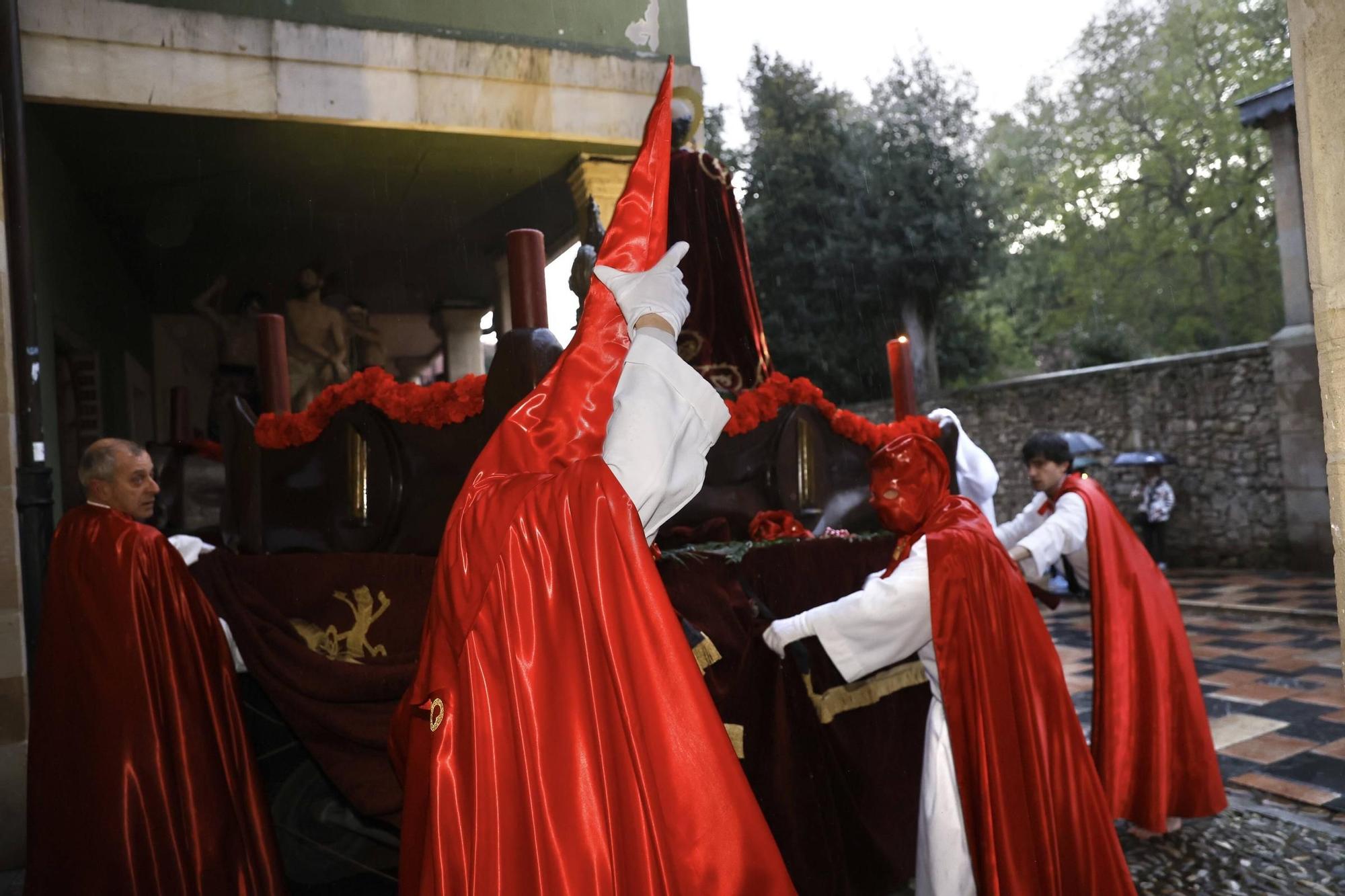 EN IMÁGENES: La lluvia y el granizo obligan a suspender la procesión de San Pedro de Rivero