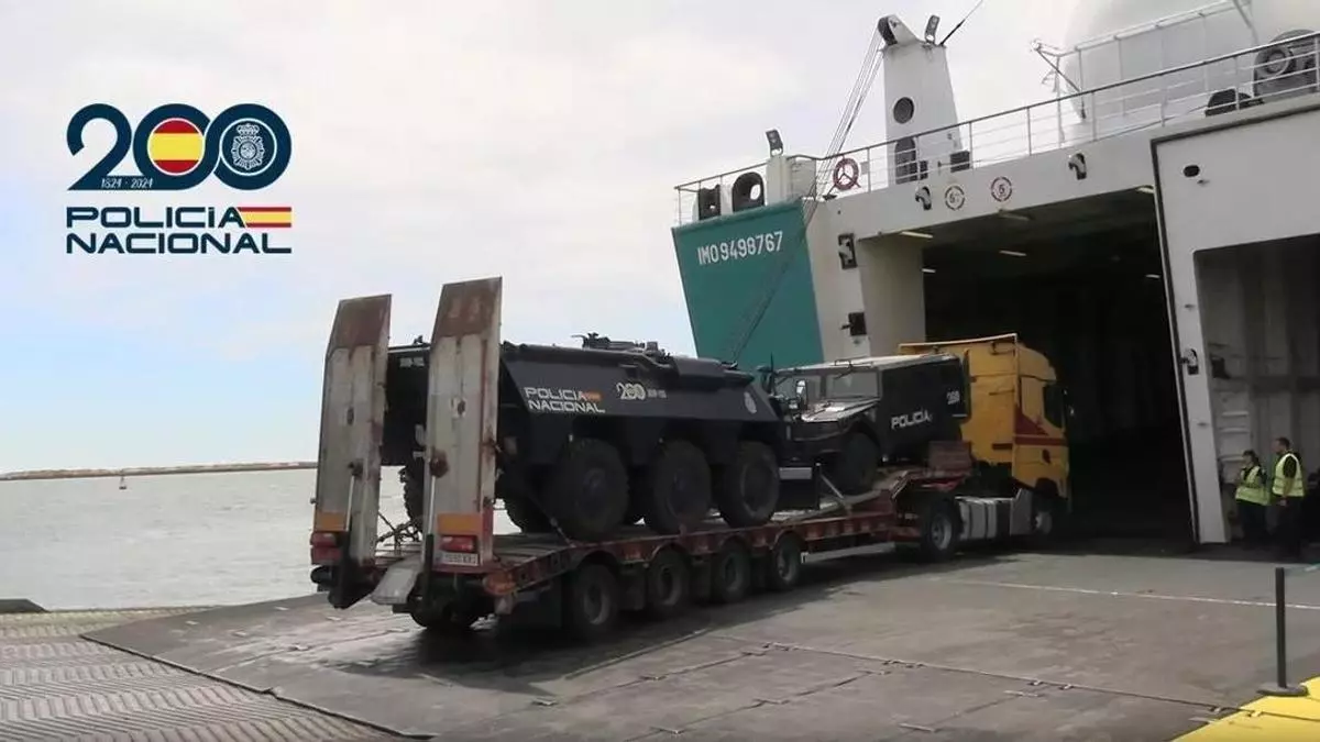 La Policía Nacional traslada más de 170 vehículos a Canarias para la visita del papa León XIV