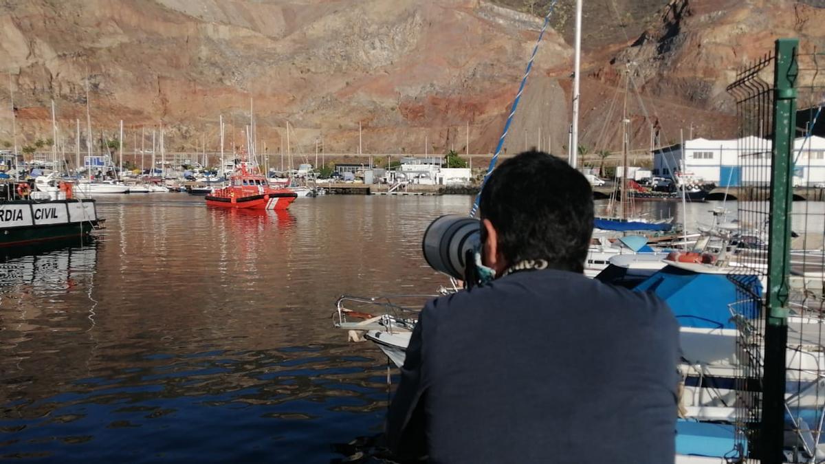 Llega una patera al Puerto de Santa Cruz de Tenerife