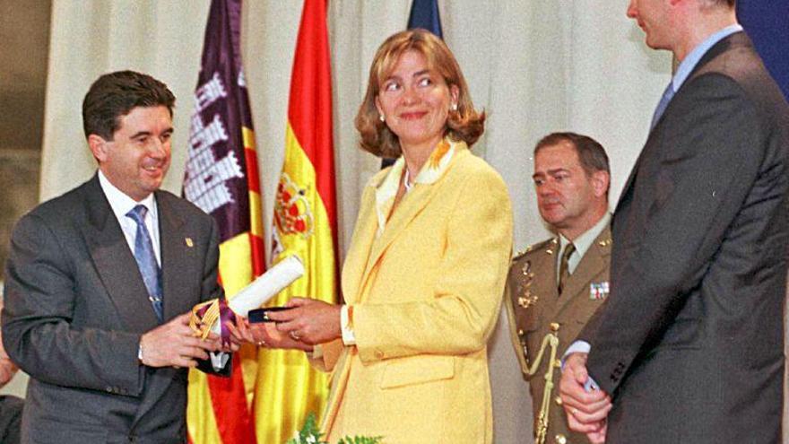 Entrega de la medalla a los entonces duques en 1998.