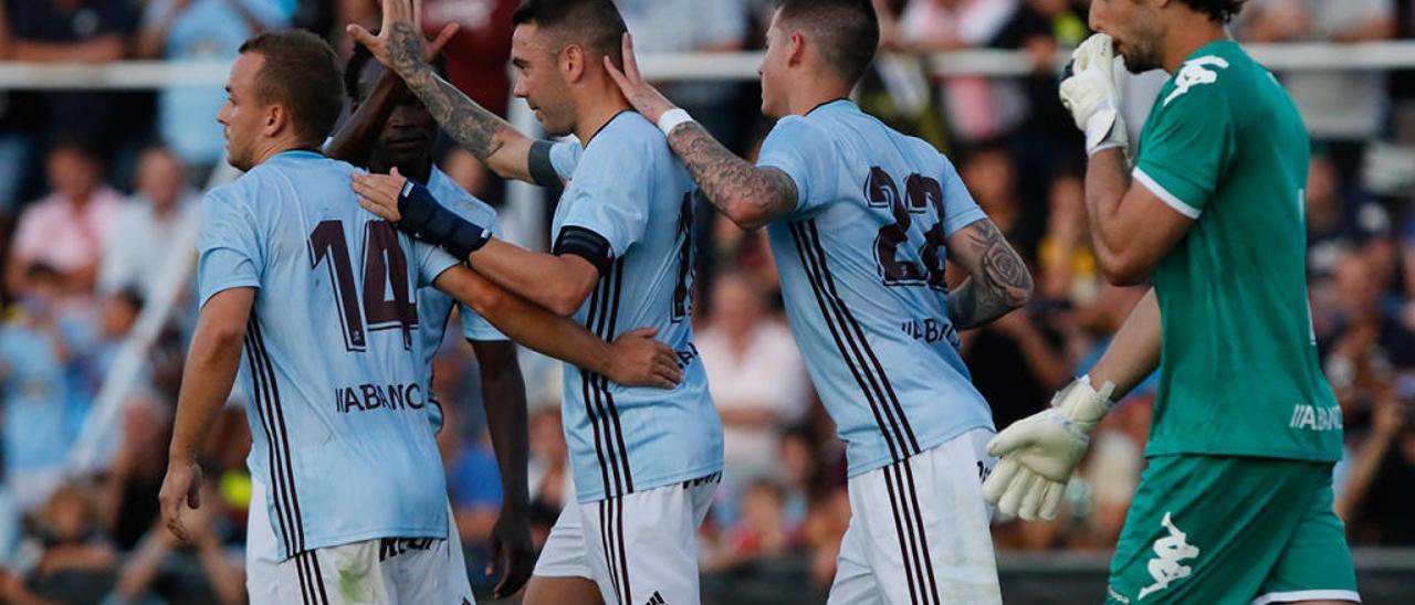 Stanislav Lobotka, Pione Sisto, Iago Aspas y Santi Mina celebran el tercer del gol del Celta al Lugo el pasado sábado en Baltar. // Alba Villar