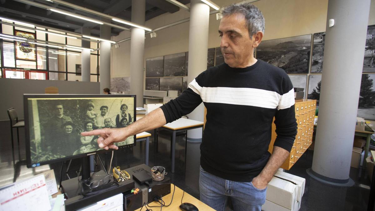 Pep Gimeno 'Botifarra' señala la fotografía en la que aparece el 'iaio' de Vèrnia.