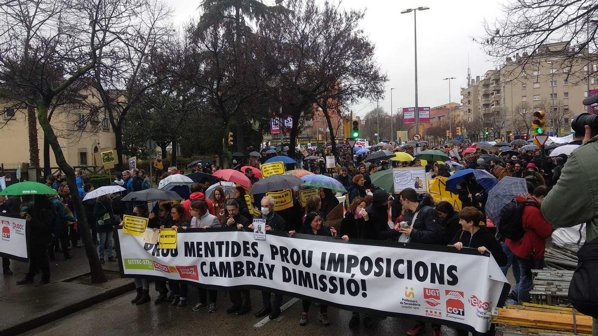 Docents manifestant-se a la ciutat de Girona