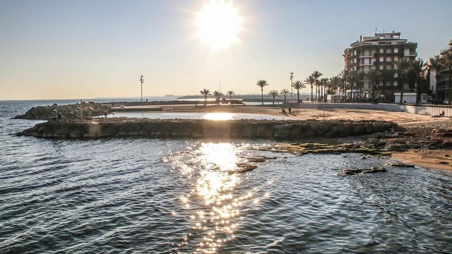 Torrevieja reabre al baño las piscinas naturales y las rocas del paseo marítimo de Torrevieja