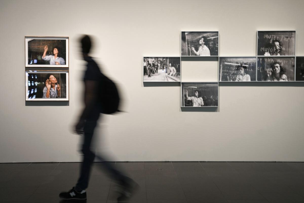 Primera gran exposición, en el Macba, de María Teresa Hincapié (1954-2008), fue una de las más destacadas artistas de performance y arte de acción de Colombia.