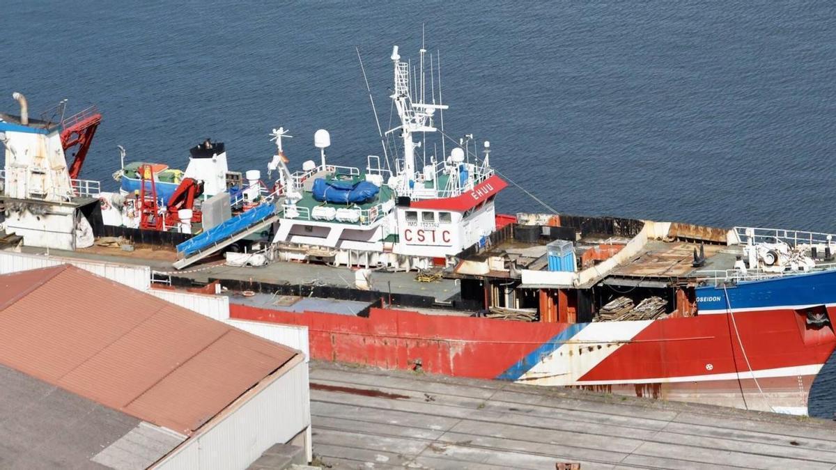 El oceanográfico “García del Cid”, abarloado a otro para desguace en Gijón.