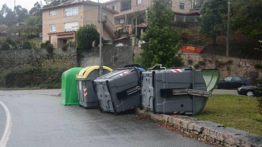 Contenedores volcados en A Cerradiña, en Domaio. // G.N.