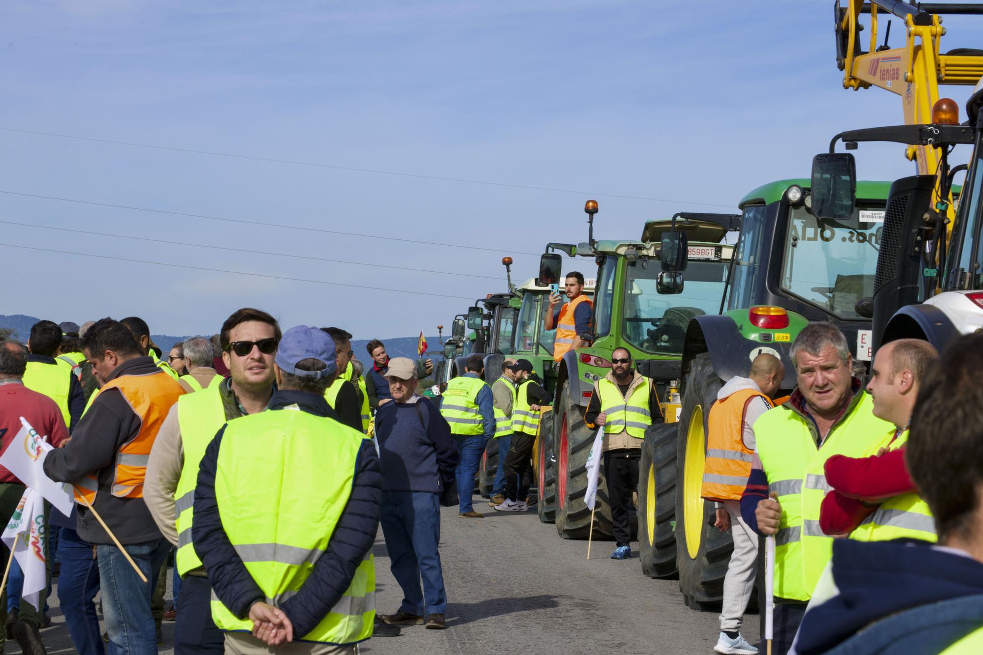 Centenares de agricultores cortan la entrada y salida a Andalucía en la A-4, en Jaén