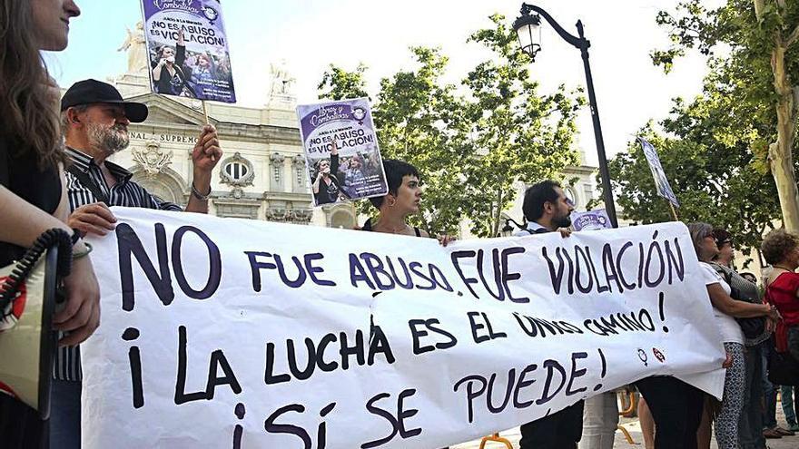 Concentración frente al Tribunal Supremo tras conocerse la sentencia de La Manada. |   // DAVID CASTRO