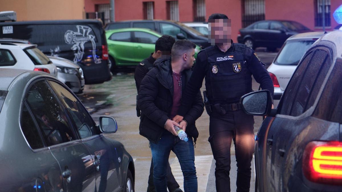 El autor del crimen del JM es trasladado por la Policía Nacional tras escuchar el veredicto del jurado, este martes en Badajoz.