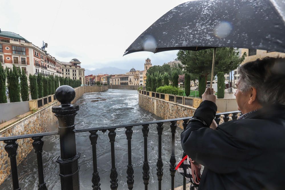 Las lluvias aumentan el caudal del Segura en Orihuela y causan problemas en algunos viales