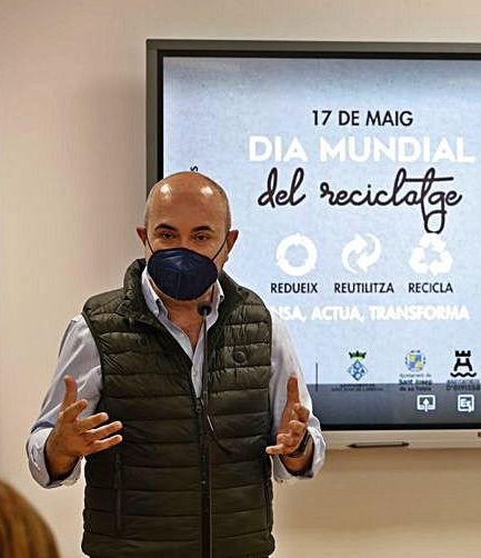 Vicent Roig, conseller de Gestión Ambiental y Presidencia del Consell de Eivissa, presenta el aula ambiental.