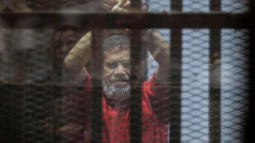 Mursi, ante un tribunal, en una imagen de diciembre de 2015. // Efe