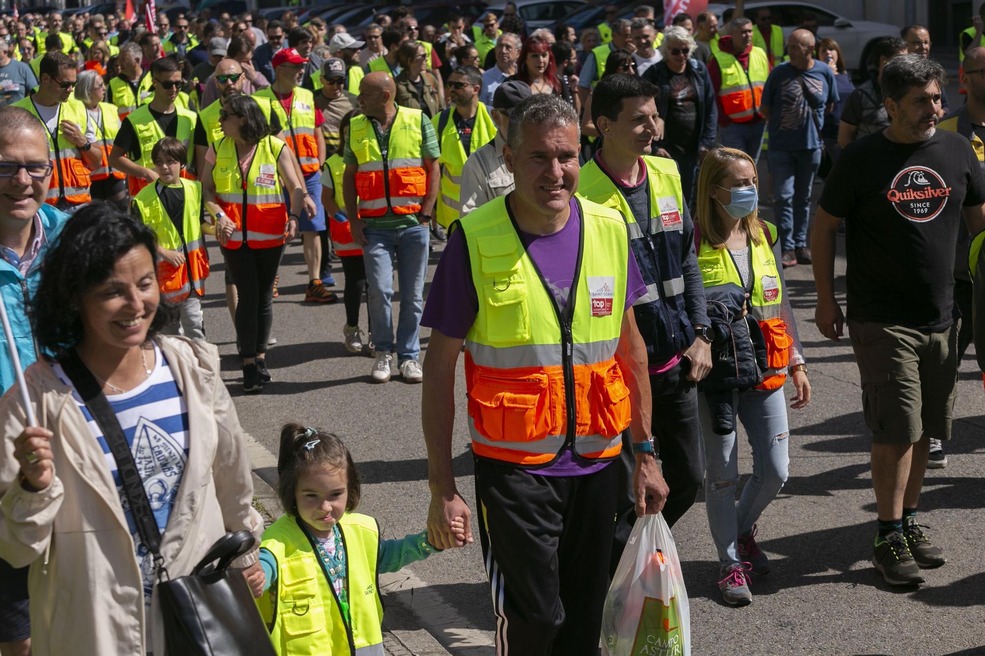 Los trabajadores de Saint-Gobain salen a la calle para frenar los despidos en Avilés