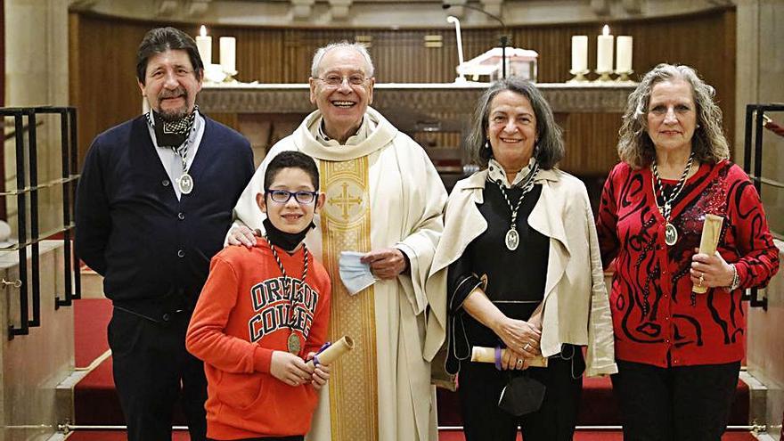 El párroco Javier Gómez Cuesta junto a Francisco Javier Roces, el peequyeño José Gabriel Amaya, Elvira Menéndez y Felicidad González. | Marcos León