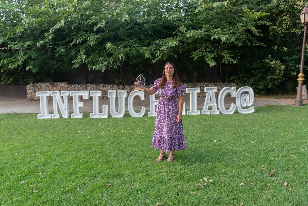 Lorena Pérez con su premio en la I Gala Premios Influceliac@, en la Finca Gurugú de Alcalá de Henares.