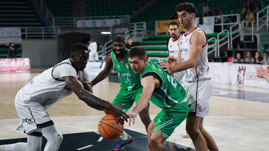 El Cáceres cae por una puñalada en forma de triple