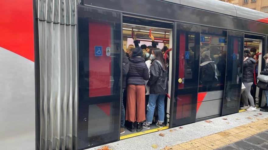 La huelga del tranvía en Zaragoza: &quot;Parece el metro de Japón en hora punta&quot;