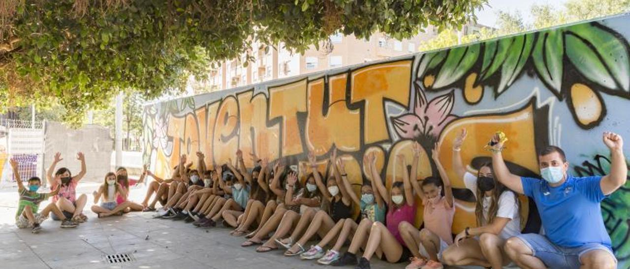 Mural elebadorado por los niños y las niñas del campamento de verano de Foios. | A.F.