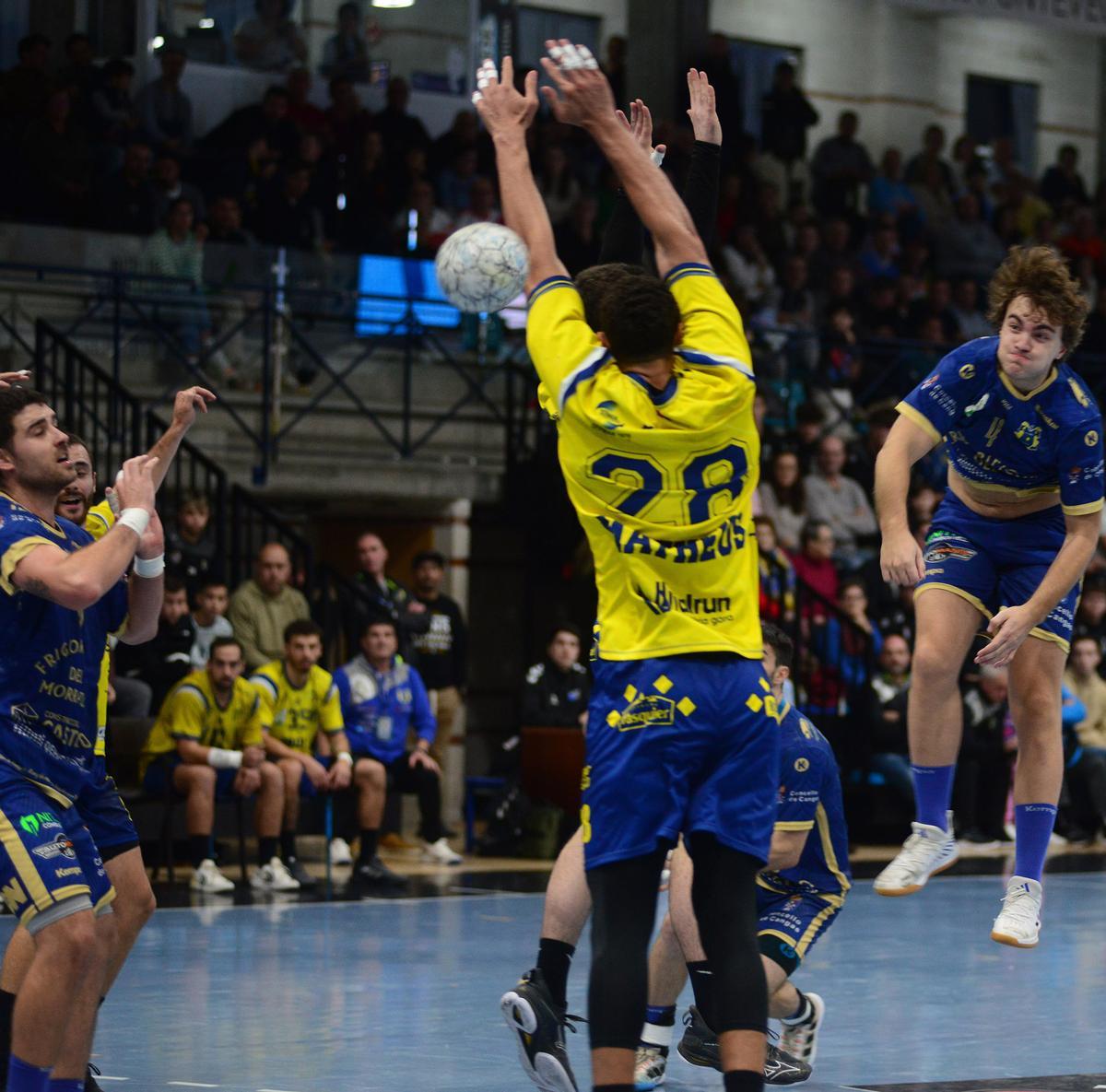 Brais lanza a portería en el partido de ayer ante Bidasoa y supera el bloqueo de Matheus.