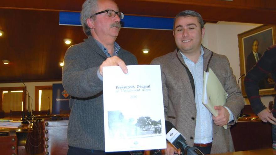 Garcia muestra la portada de los presupuestos que es, curiosamente, la Plaza Mallorca en los años 60.