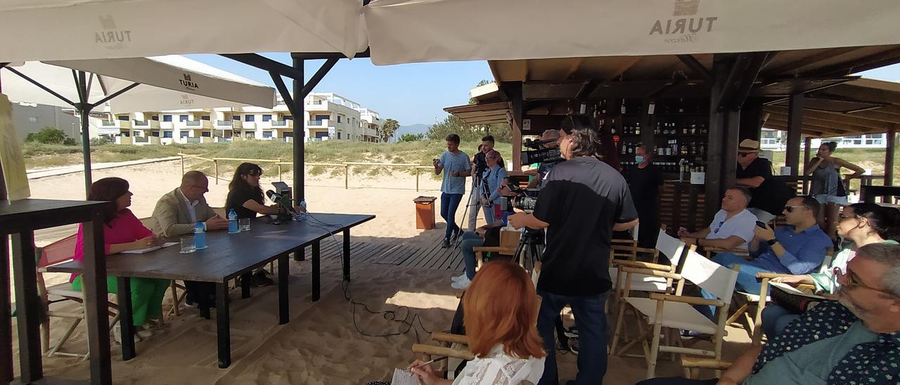 Un momento de la presentación del Fiescrem, ayer, en la playa de Xeraco