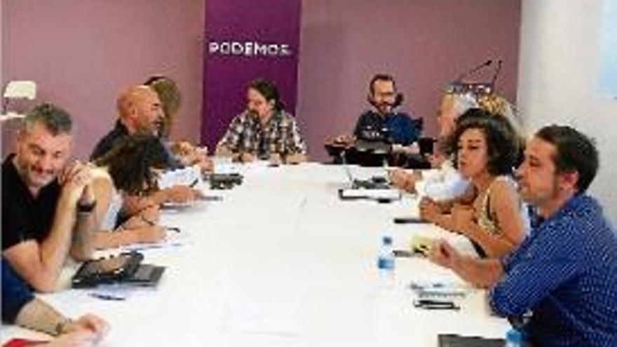 Els membres de Podemos durant la reunió d&#039;ahir al matí.