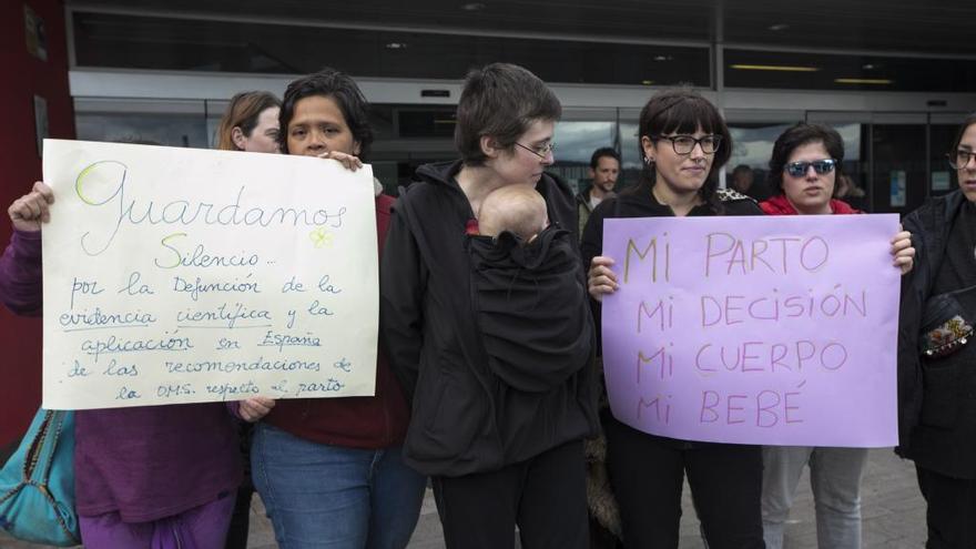 Varias personas protestan por la orden judicial, ayer, frente al hospital. | MIKI LÓPEZ