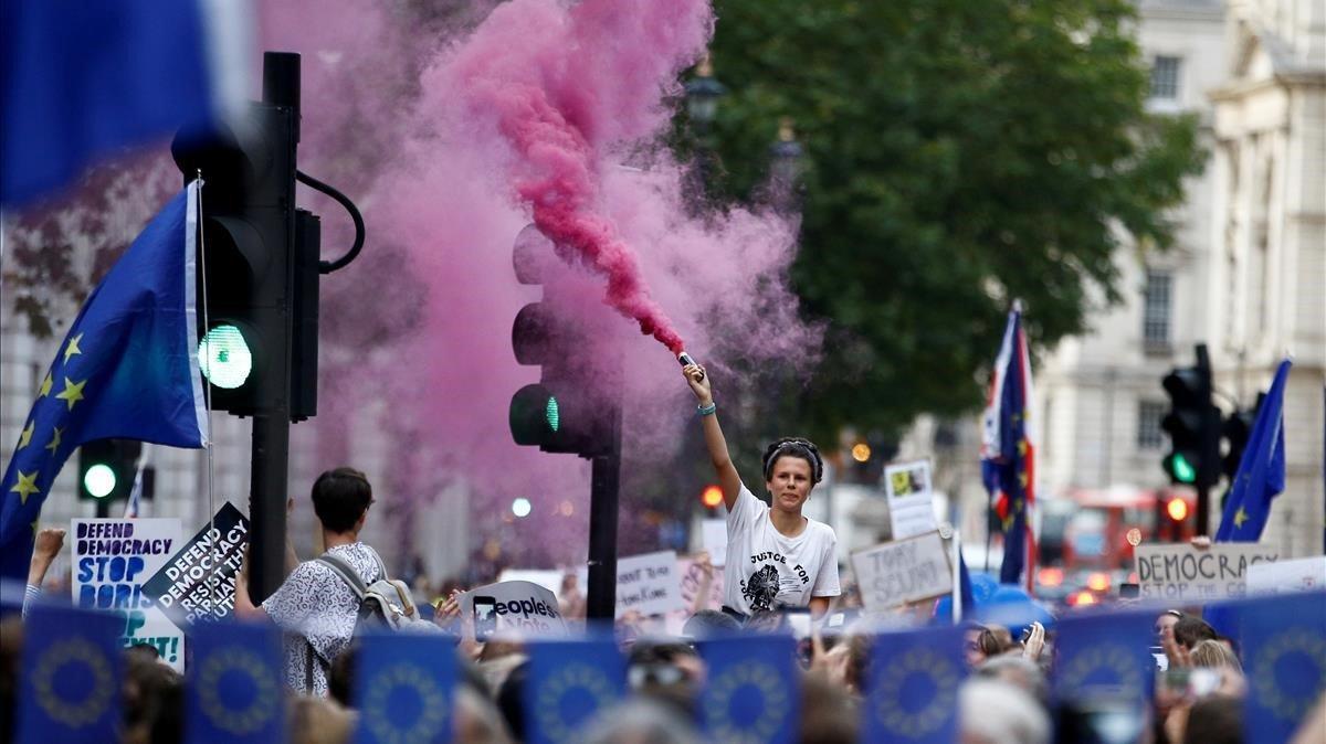 zentauroepp49604691 an anti brexit protestor releases colored  smoke  outside th190829094151