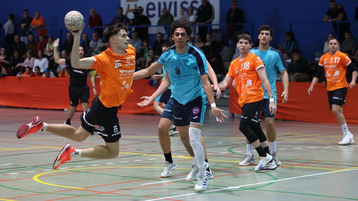 Fer González ejecuta un lanzamiento durante un partido del Trasmapi HC Eivissa